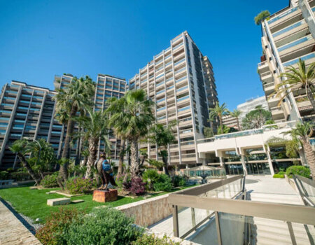 FOR SALE – LE PARK PALACE - SPACIOUS 1 BEDROOM APARTMENT TO RENOVATE