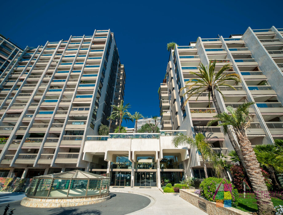 FOR SALE – LE PARK PALACE - SPACIOUS 1 BEDROOM APARTMENT TO RENOVATE