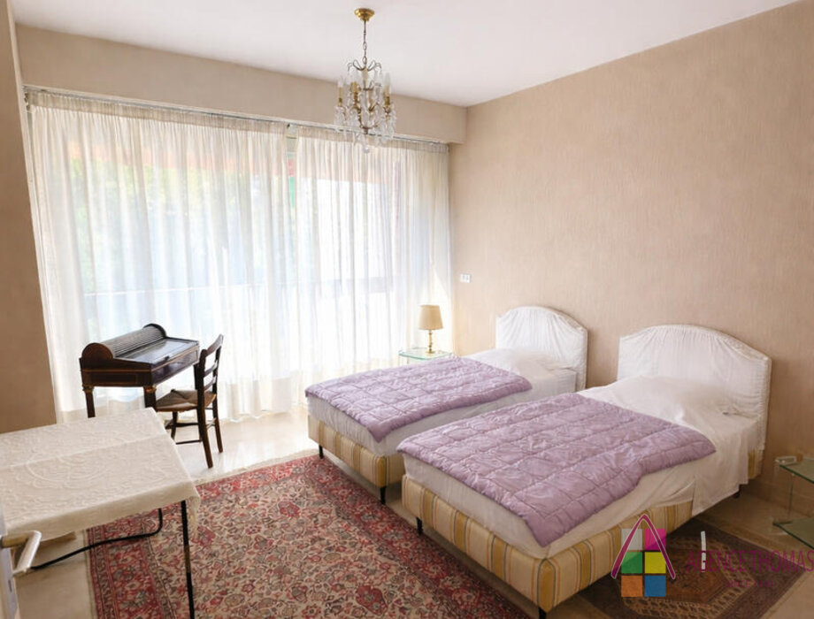 FOR SALE – LE PARK PALACE - SPACIOUS 1 BEDROOM APARTMENT TO RENOVATE