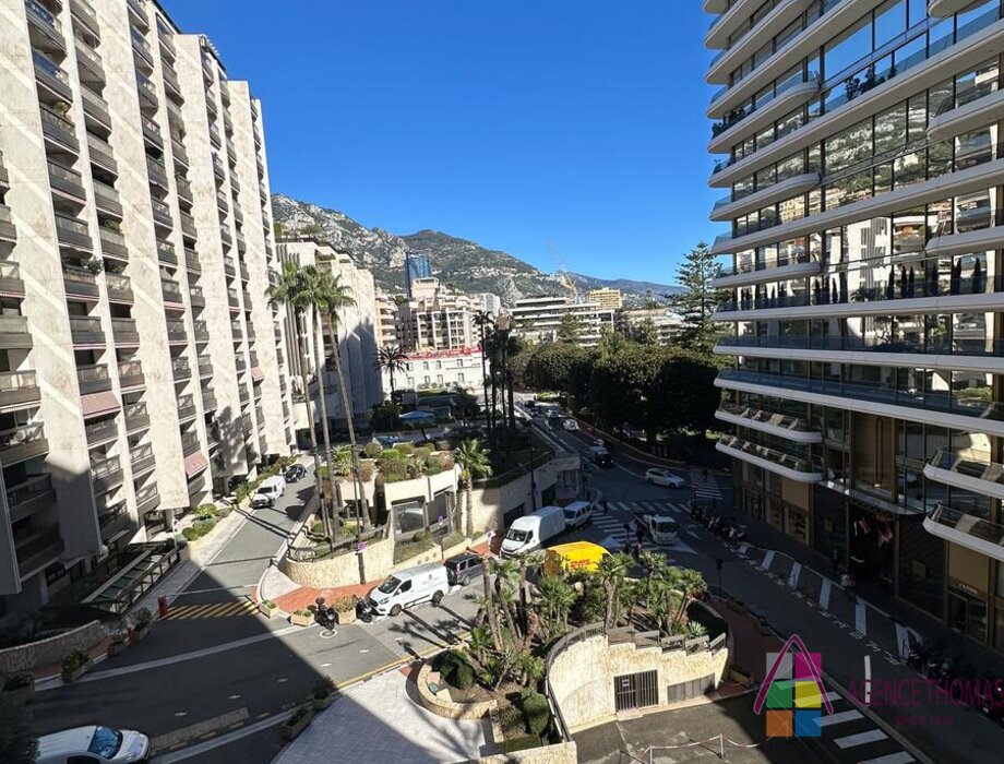 FOR SALE – LE PARK PALACE - SPACIOUS 1 BEDROOM APARTMENT TO RENOVATE