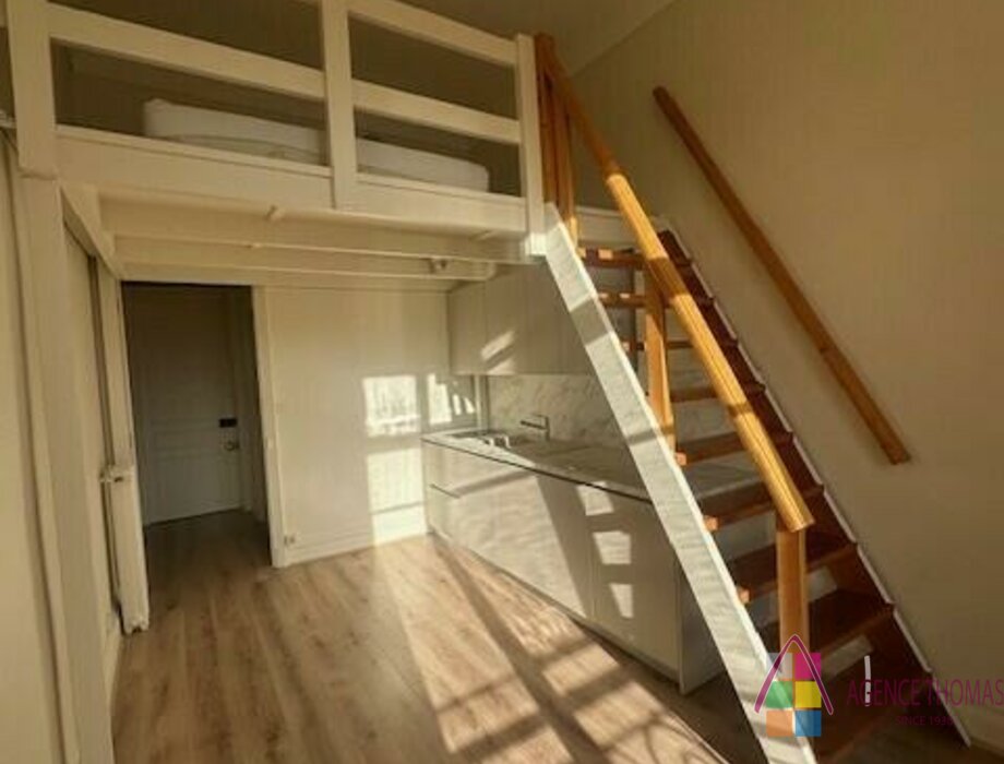 IDEAL LOCATION FOR THIS CENTRAL STUDIO WITH MEZZANINE