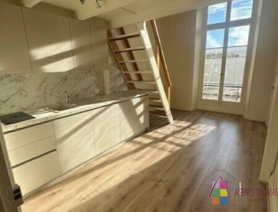 IDEAL LOCATION FOR THIS CENTRAL STUDIO WITH MEZZANINE