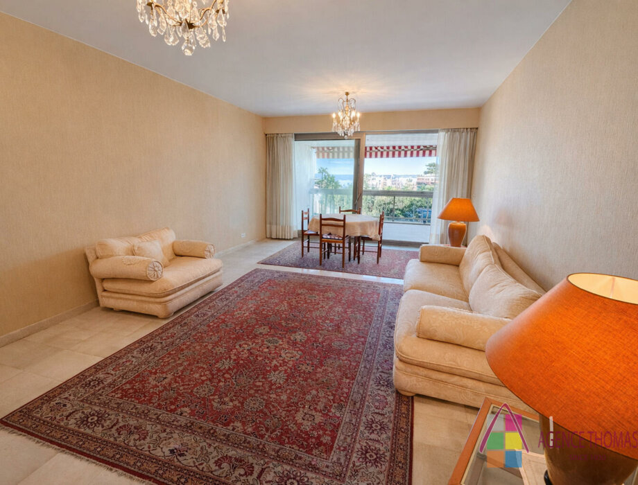 FOR SALE – LE PARK PALACE - SPACIOUS 1 BEDROOM APARTMENT TO RENOVATE